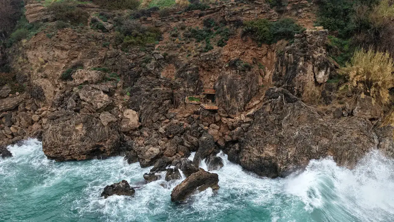 Doğal Mirasa Beton Döküp Duş ve Güvenlik Kamerası Kurdular 1